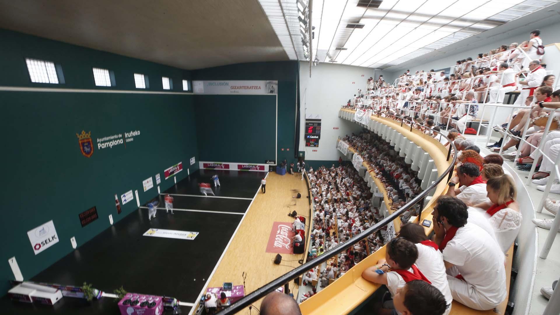 Asistentes a la final femenina del Torneo San Fermín de Pelota a Mano Femenina en el Labrit en el 2019