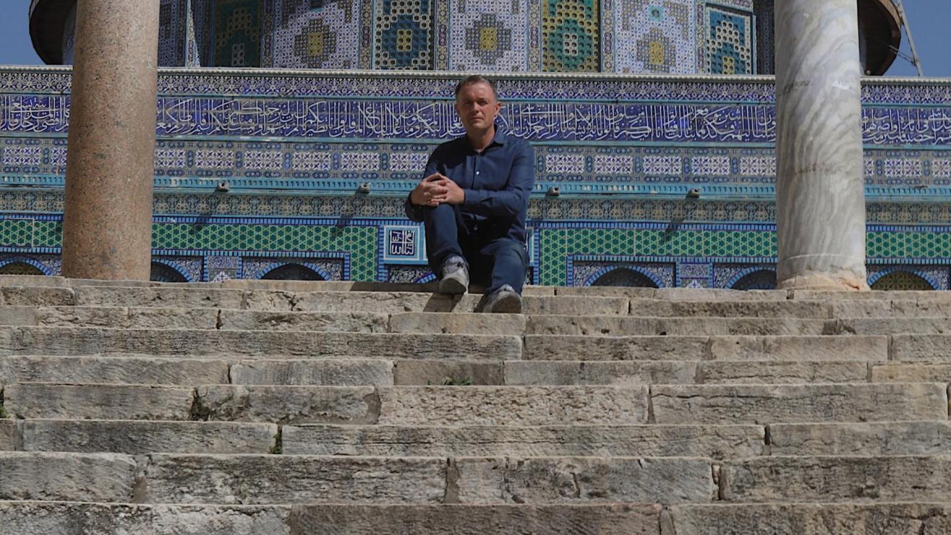 Mikel Ayestarán posa con la Cúpula de la Roca de Jerusalén detrás