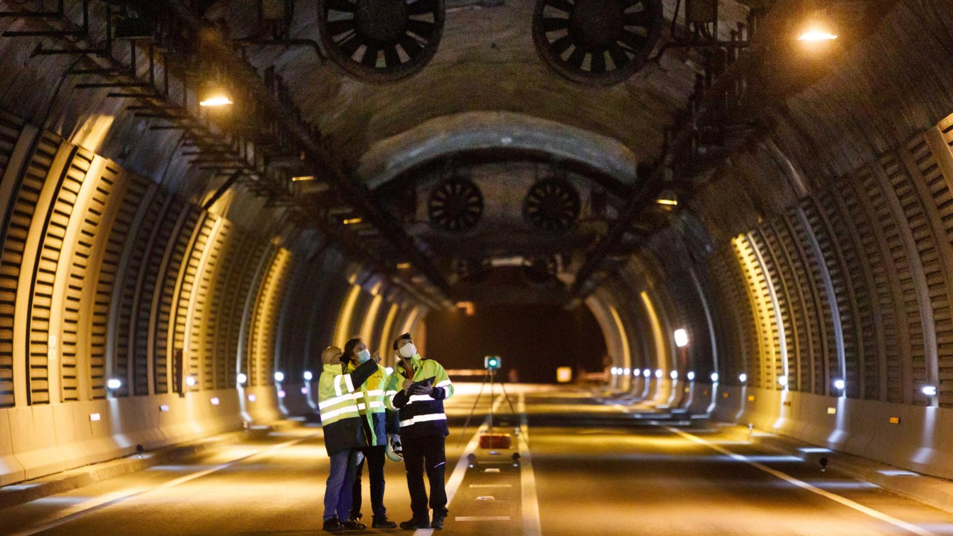 El consejero de Cohesión Territorial, Bernardo Ciriza, el director de Obras Públicas e Infraestructuras, Pedro López, y el jefe de la sección de Cartografía, Jorge Iribas, observan los ventiladores del túnel de Almandoz.