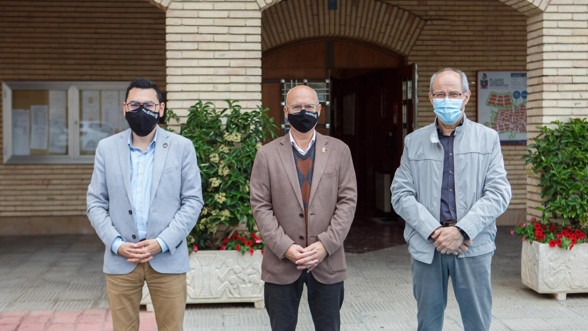 El director general de Administración Local y Despoblación, Jesús Mari Rodríguez, el consejero Ciriza, y el alcalde de Murchante, Luis Sancho, durante la visita para la firma del convenio.