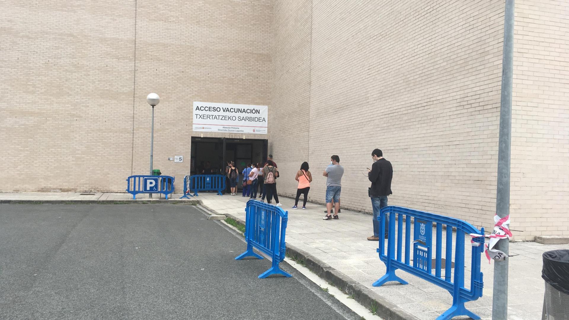 Imagen de la fila para vacunarse en la UPNA, este jueves.