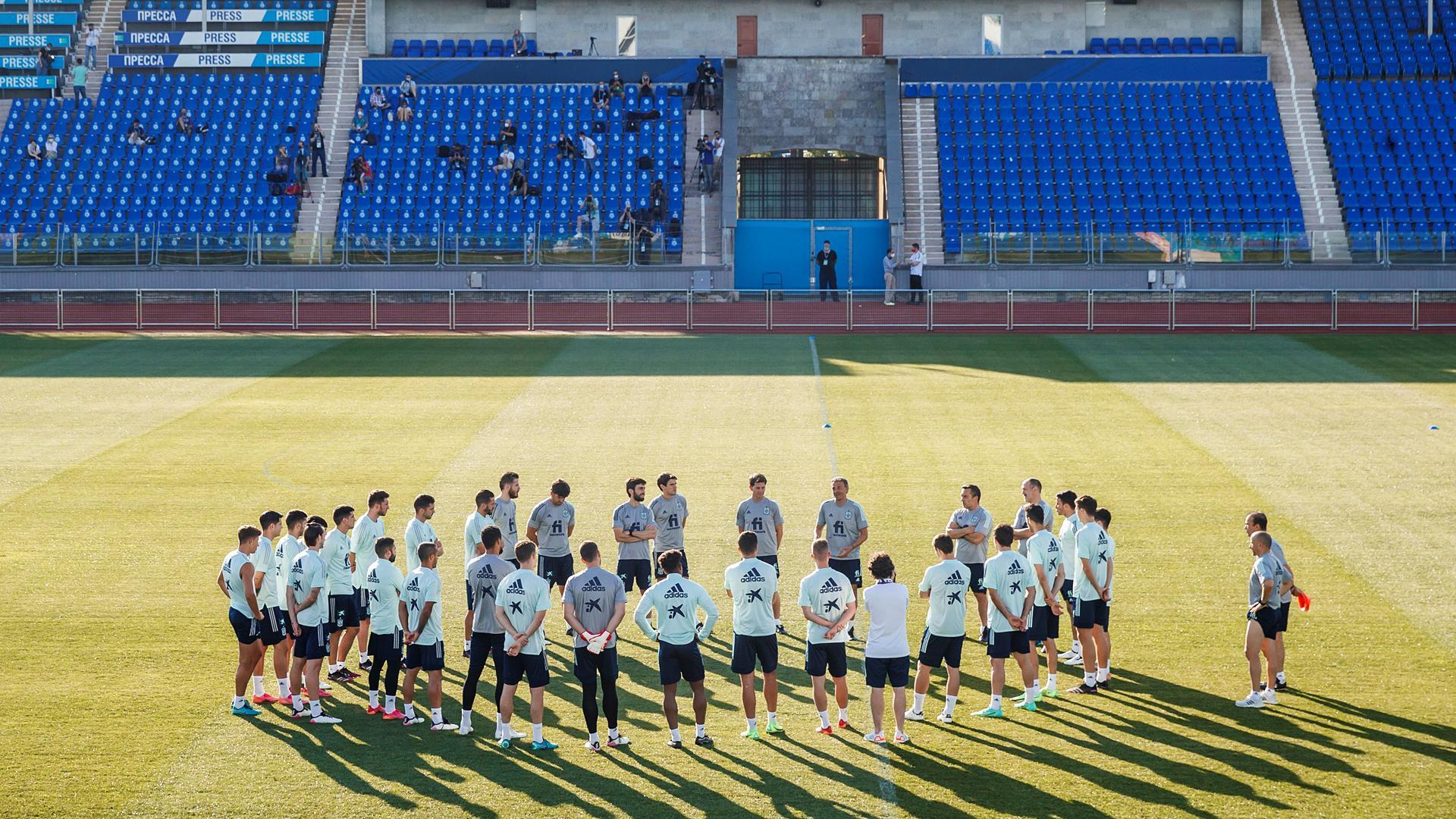 Los jugadores de la selección española atienden a las instrucciones de Luis Enrique en el estadio de San Petersburgo