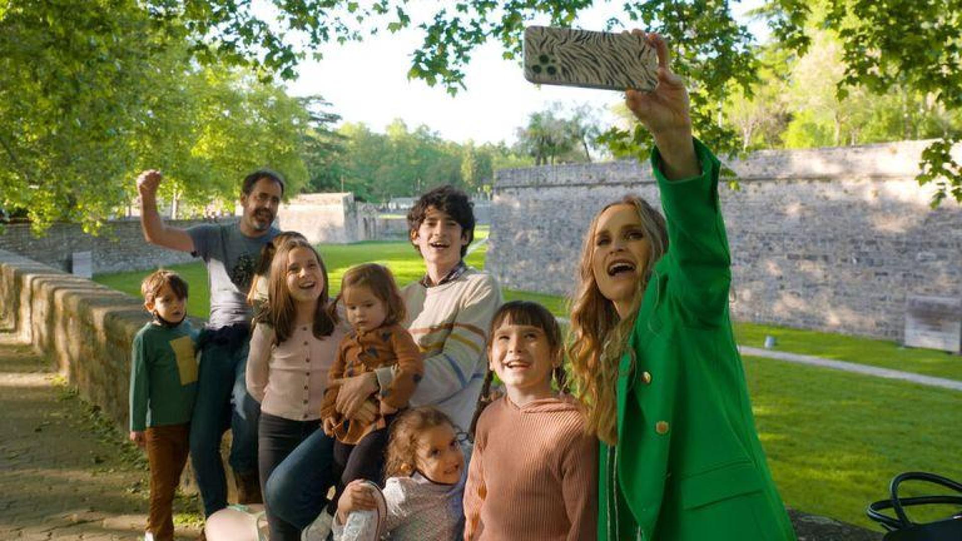 Imagen de Verdeliss con su familia en los jardines de la Taconera.