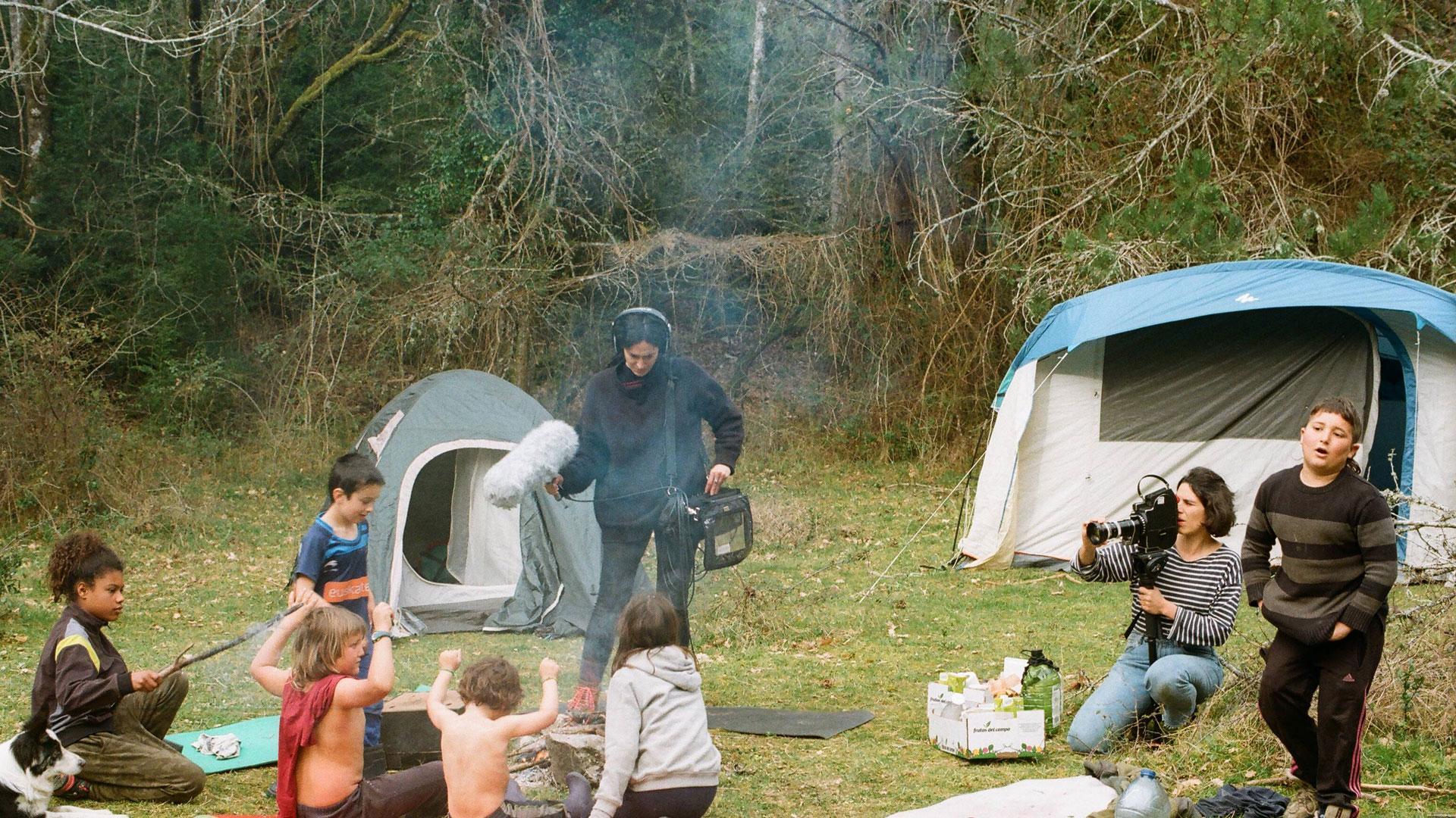 Marina Lameiro con el sonido y Maddi Barber con la cámara durante el rodaje de la acampada infantil en el paraje bautizado en Lakabe como 'El paraíso'
