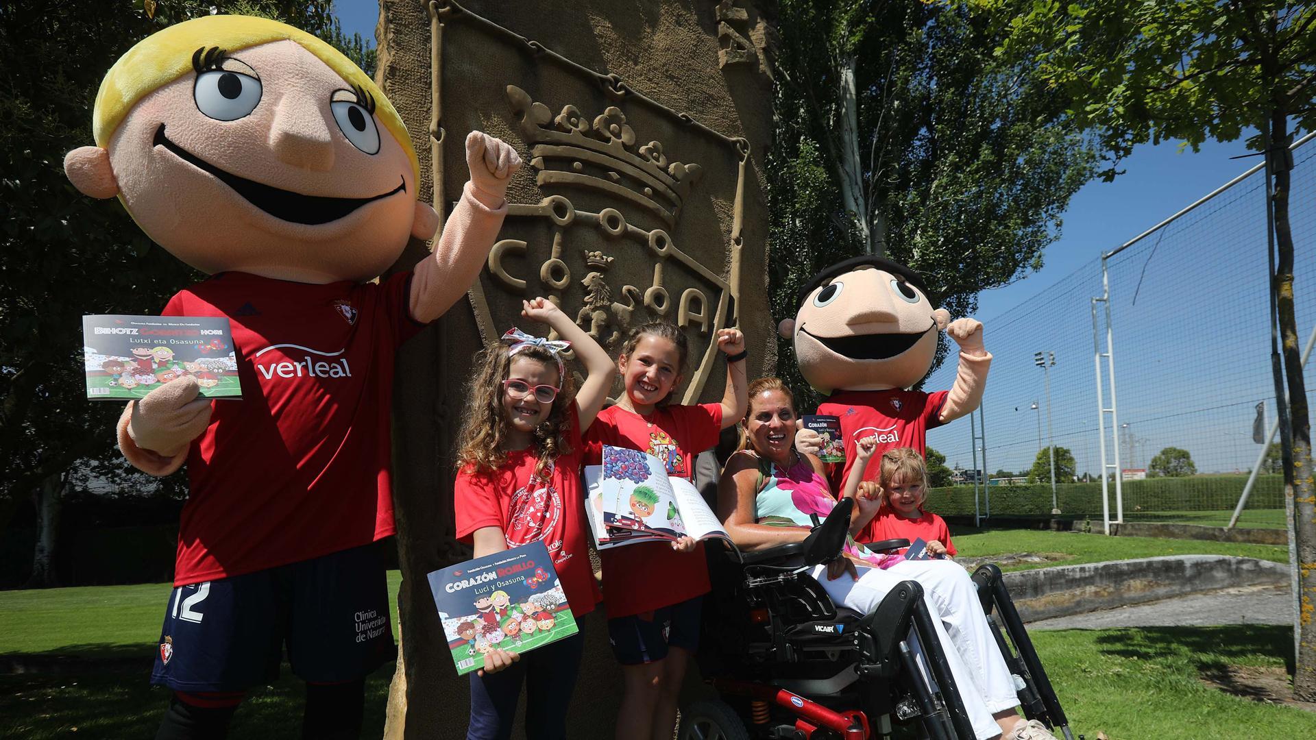 Ana Artázcoz, en el centro, junto a niños de la fundación y las mascotas de Osasuna.