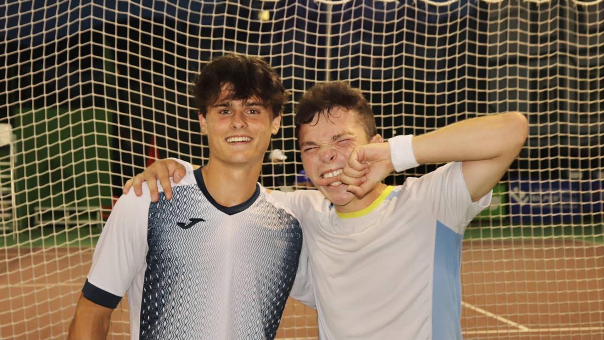 Antonio Prat, izda., e Iñaki Montes expresan su alegría tras vencer en la final de Bakio