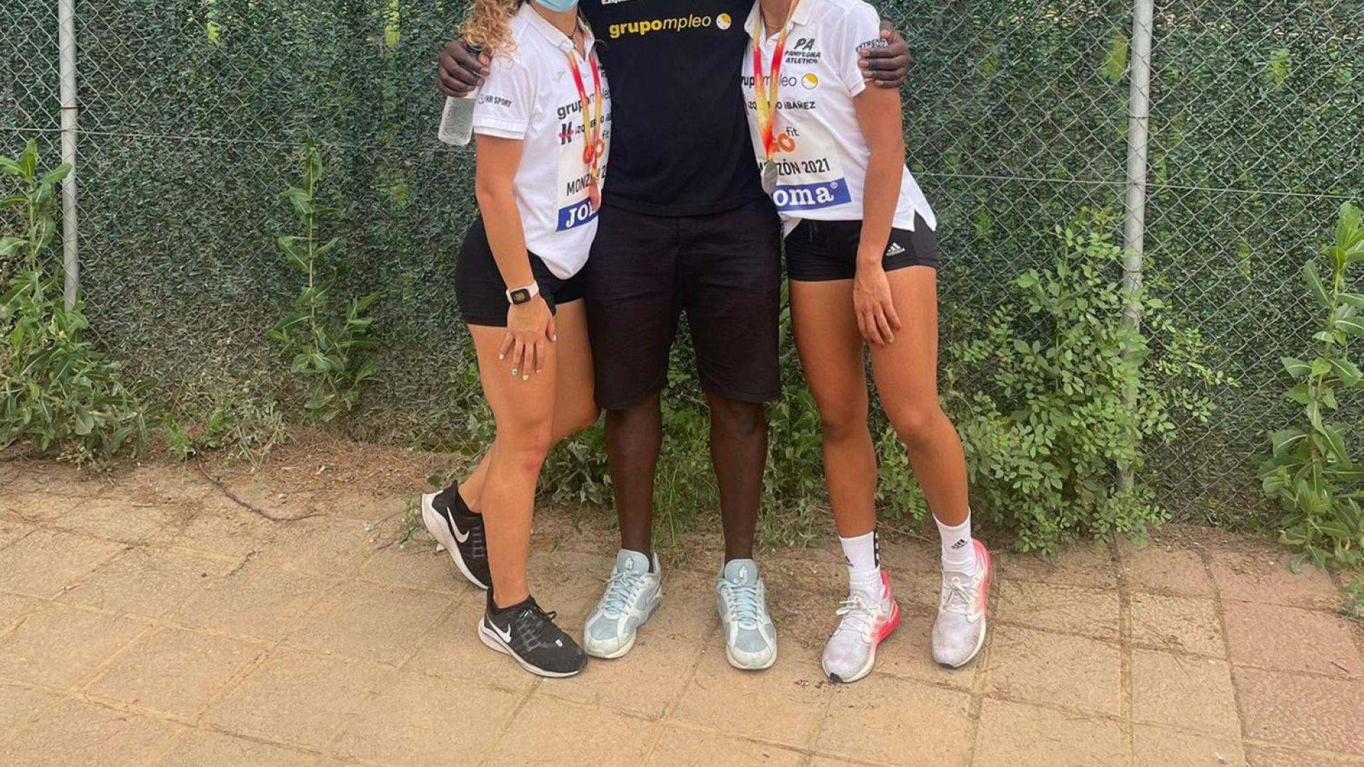 Las navarras Iratxe Sarasola y Martina Wiafe, rodeando a su entrenador, François Beoringyan