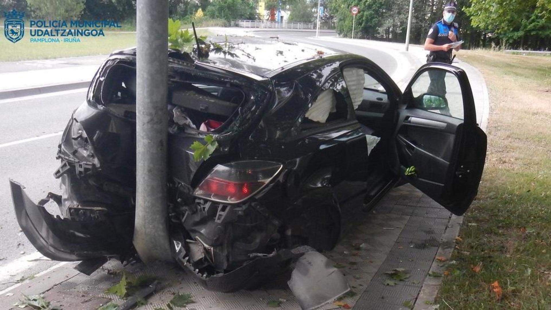 Estado en el que quedó el vehículo tras chocar contra una farola en la calle Sadar