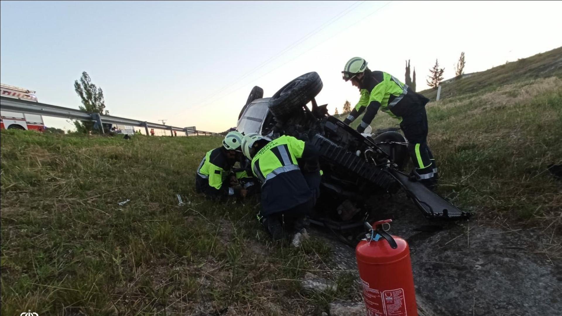 Coche accidentado en la AP-15 en Imárcoain.