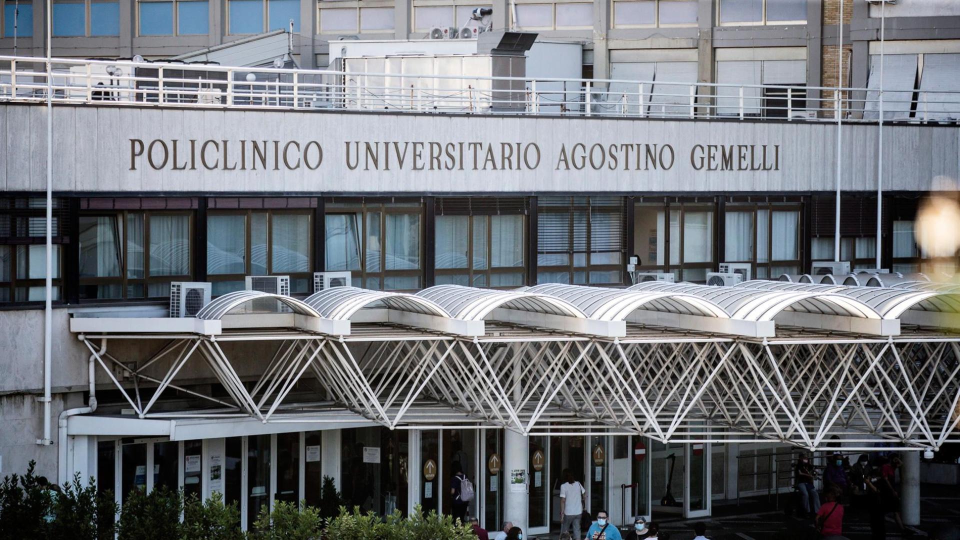 Fachada del hospital Policlínico Gemelli de Roma, donde está ingresado el Papa Francisco
