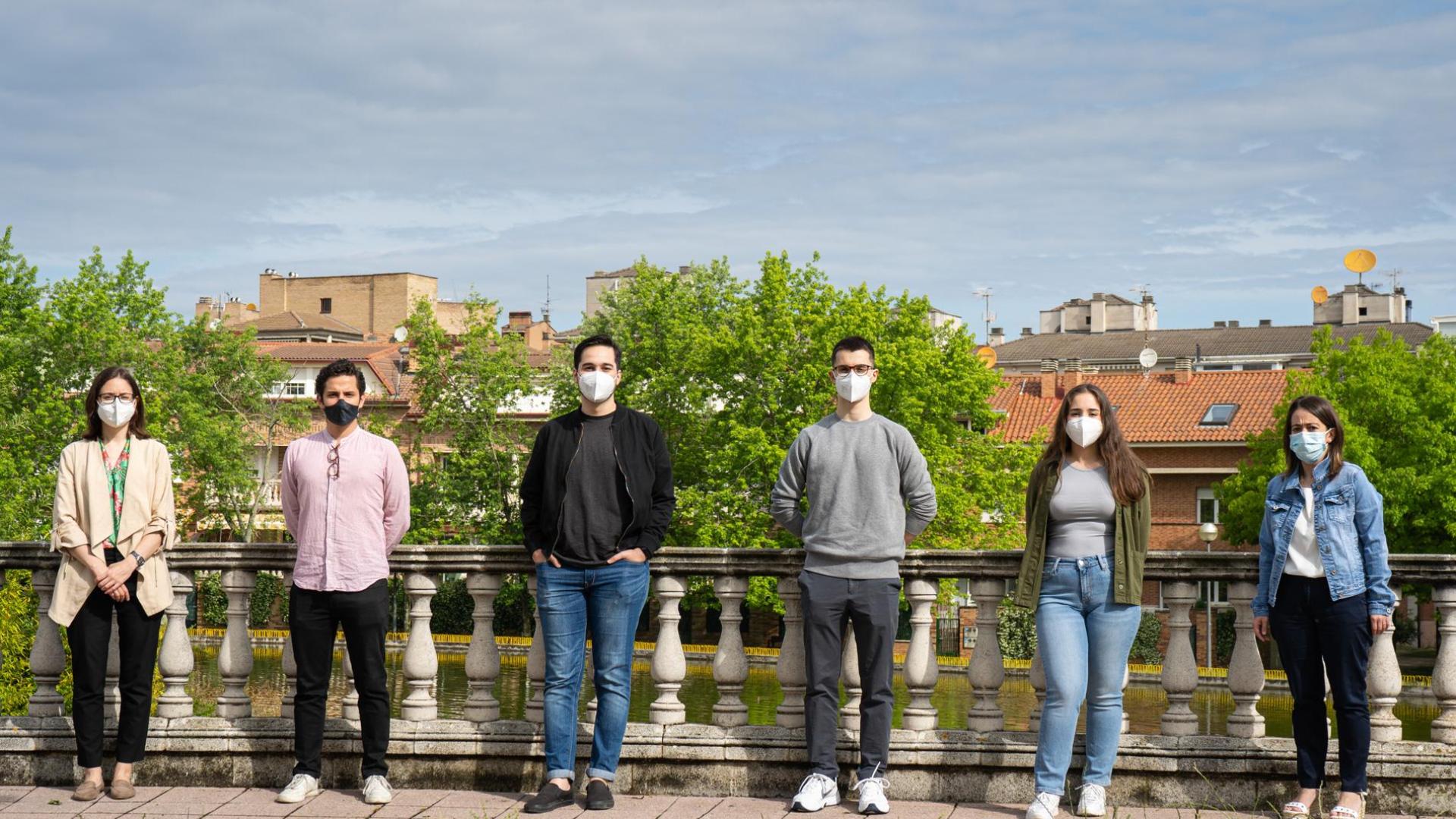 De izquierda a derecha, la profesora responsable de la asignatura, Elena Lacilla; los alumnos Jaime Paredes, Iago Grande, Mikel López e Inés Algarra; y la alcaldesa de Barañáin, María Lecumberri Bonilla.