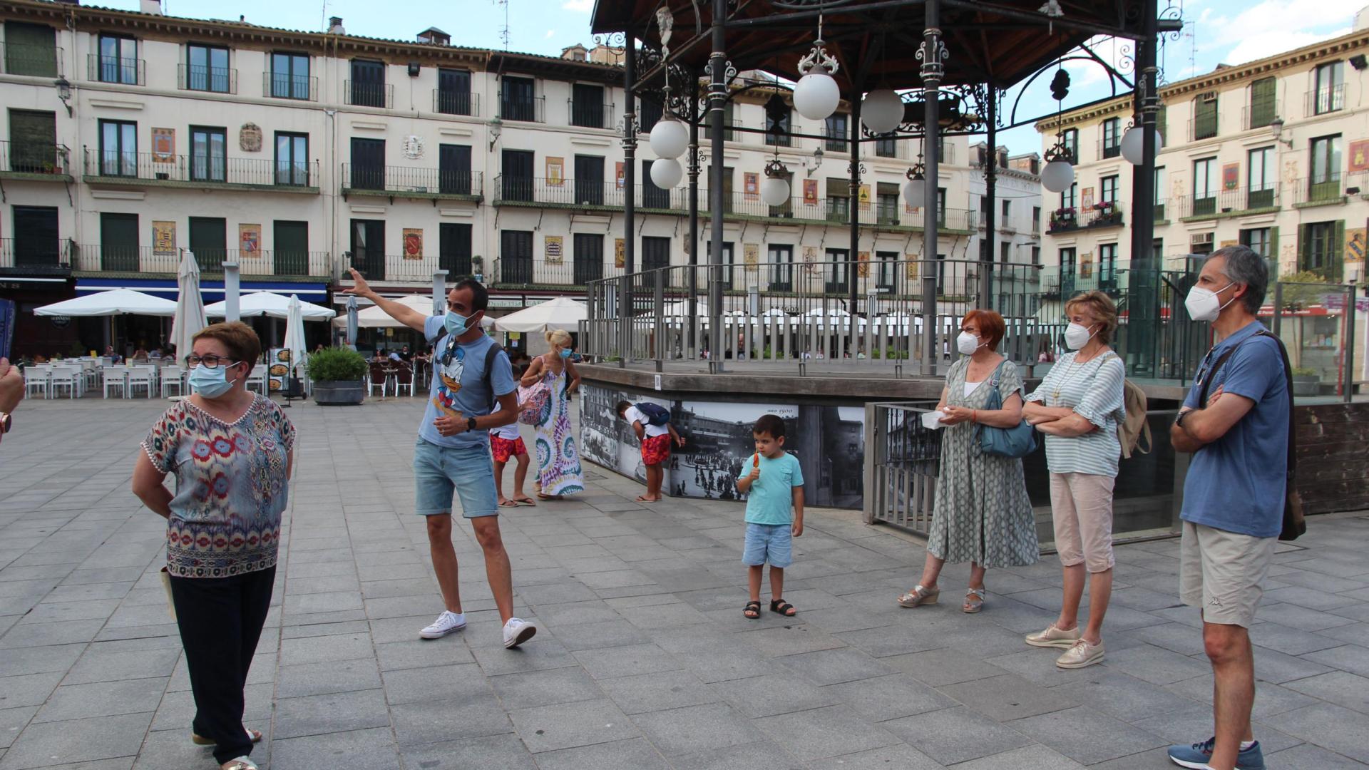 El guía Esteban España, segundo por la izda., explica detalles del quiosco en una de las visitas guiadas gratuitas programadas para esta semana