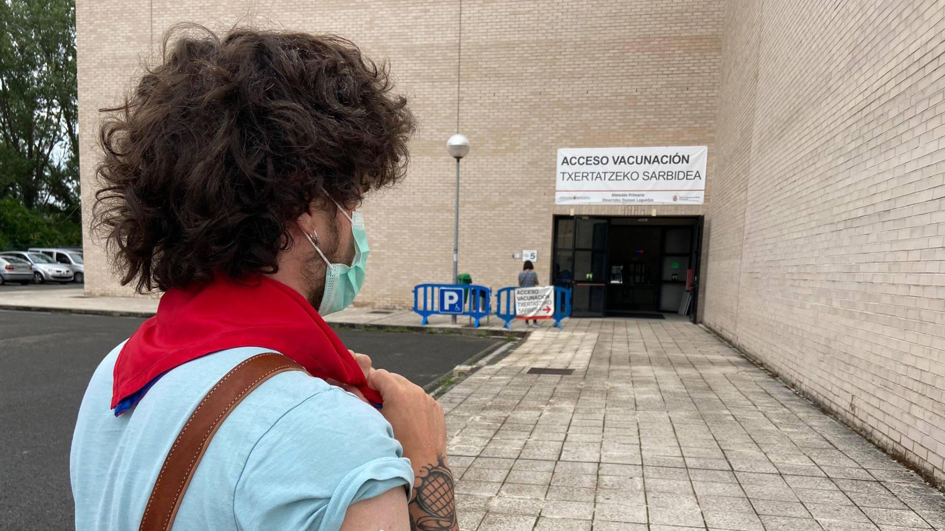 Ibai Ekiza Ochoa recibía este martes la primera dosis de la vacuna a las 12 del mediodía