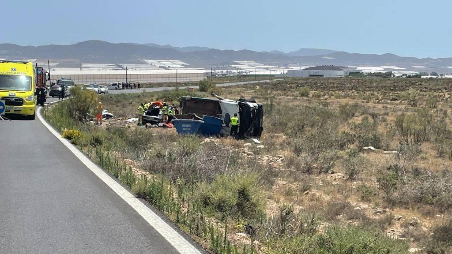 Imagen del accidente; a la izq. el coche de la familia navarra, a la derecha el pequeño camión volcado