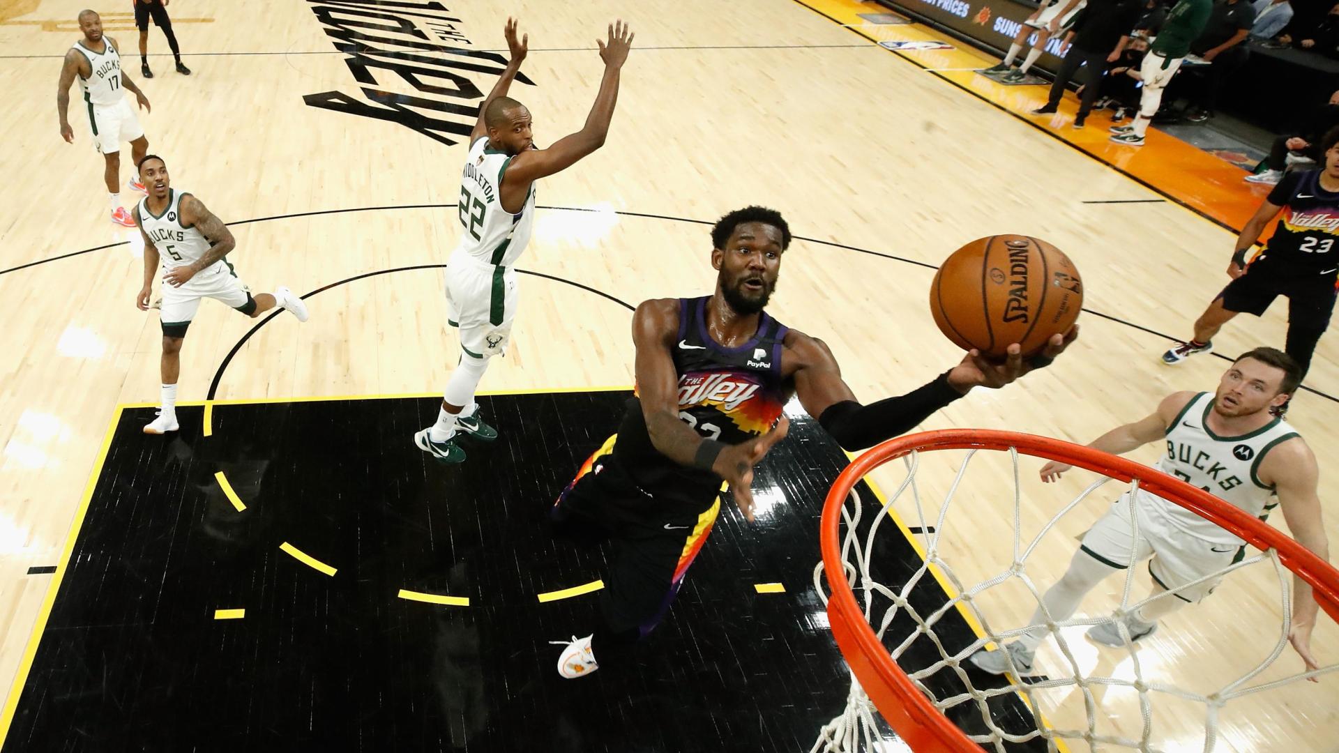Deandre Ayton entra a canasta