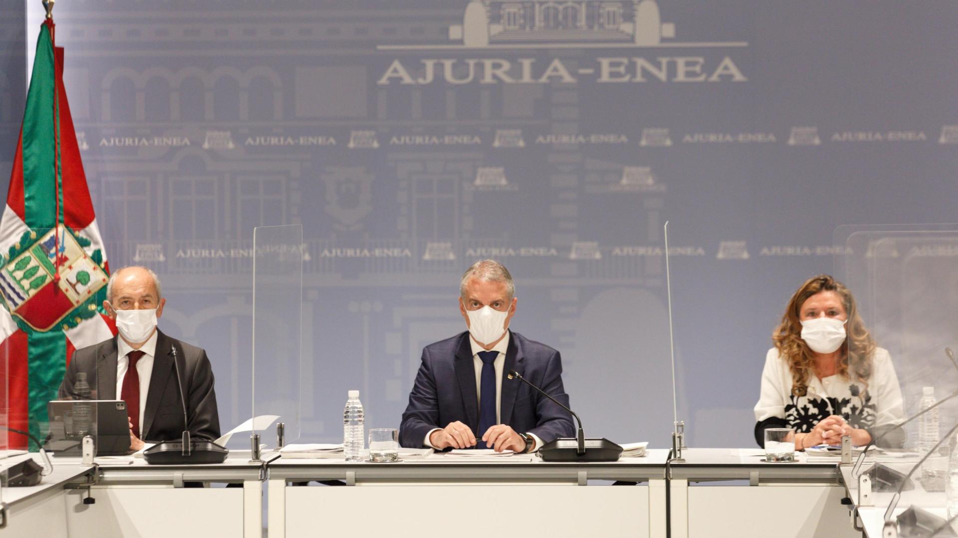 El lehendakari, Iñigo Urkullu (c), junto con la consejera de Salud, Gotzone Sagardui (d) y el vice lehendakari y consejero de Seguridad, Josu Erkoreka(i)