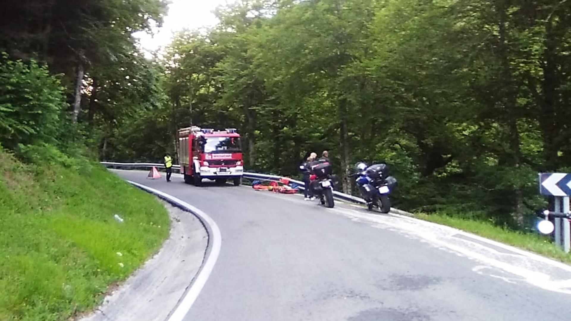 Efectivos de Bomberos de Navarra en el lugar del accidente junto a dos motocicletas