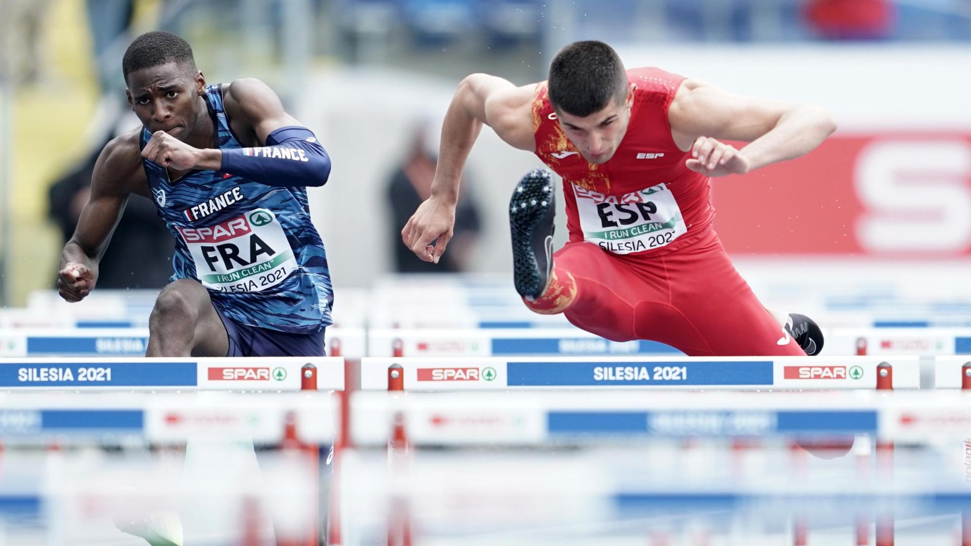 Asier Martínez, pasando una valla en el Europeo de Naciones.