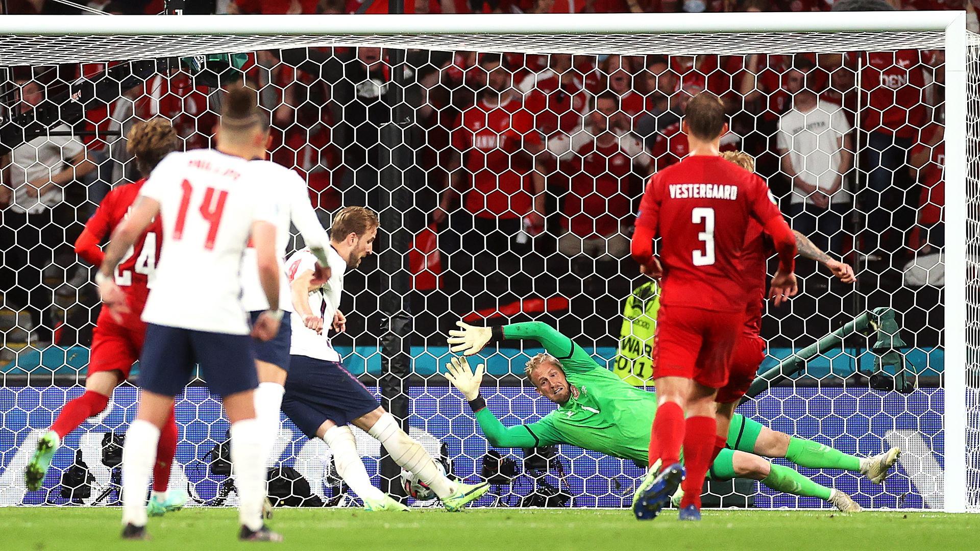 Harry Kane remata a gol el rechace del penalti que paró en un primer momento Kasper Schmeichel