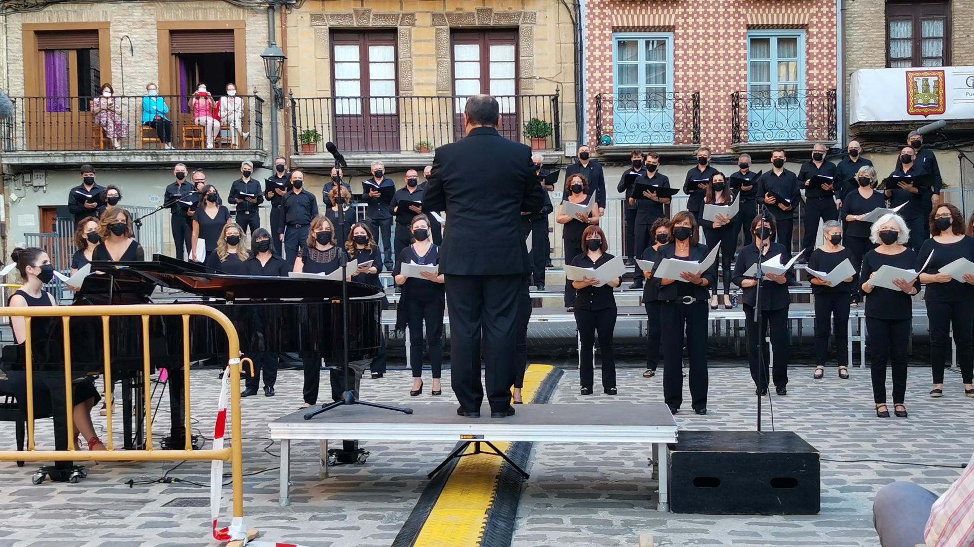 Concierto del Orfeón Pamplonés del verano pasado en Puente la Reina.