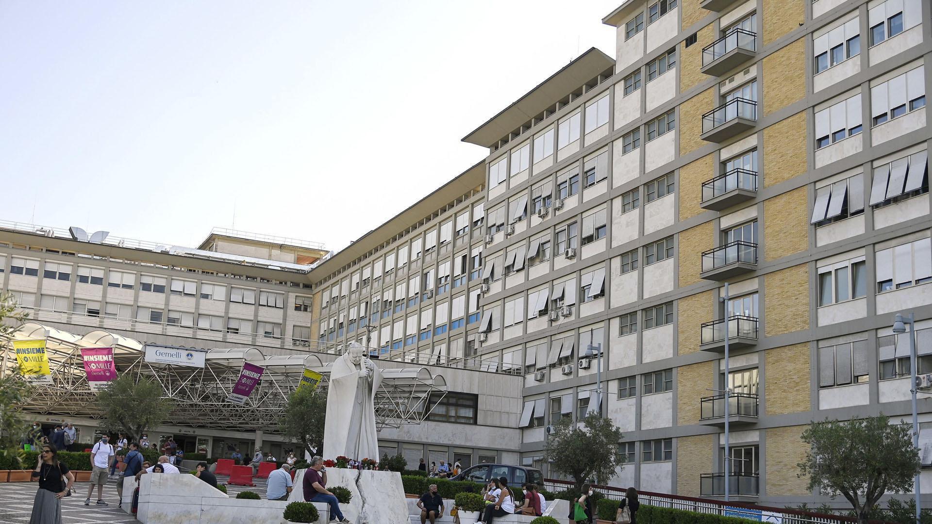 Exterior del hospital Policlínico Gemelli de Roma, donde permanece hospitalizado el papa Francisco