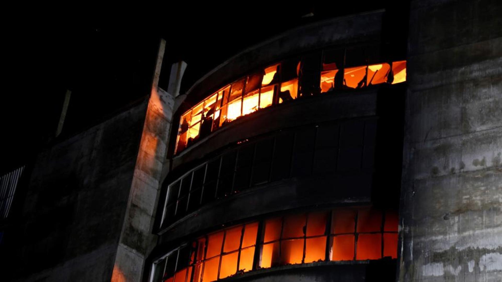 La factoría de Bangladesh, en llamas.