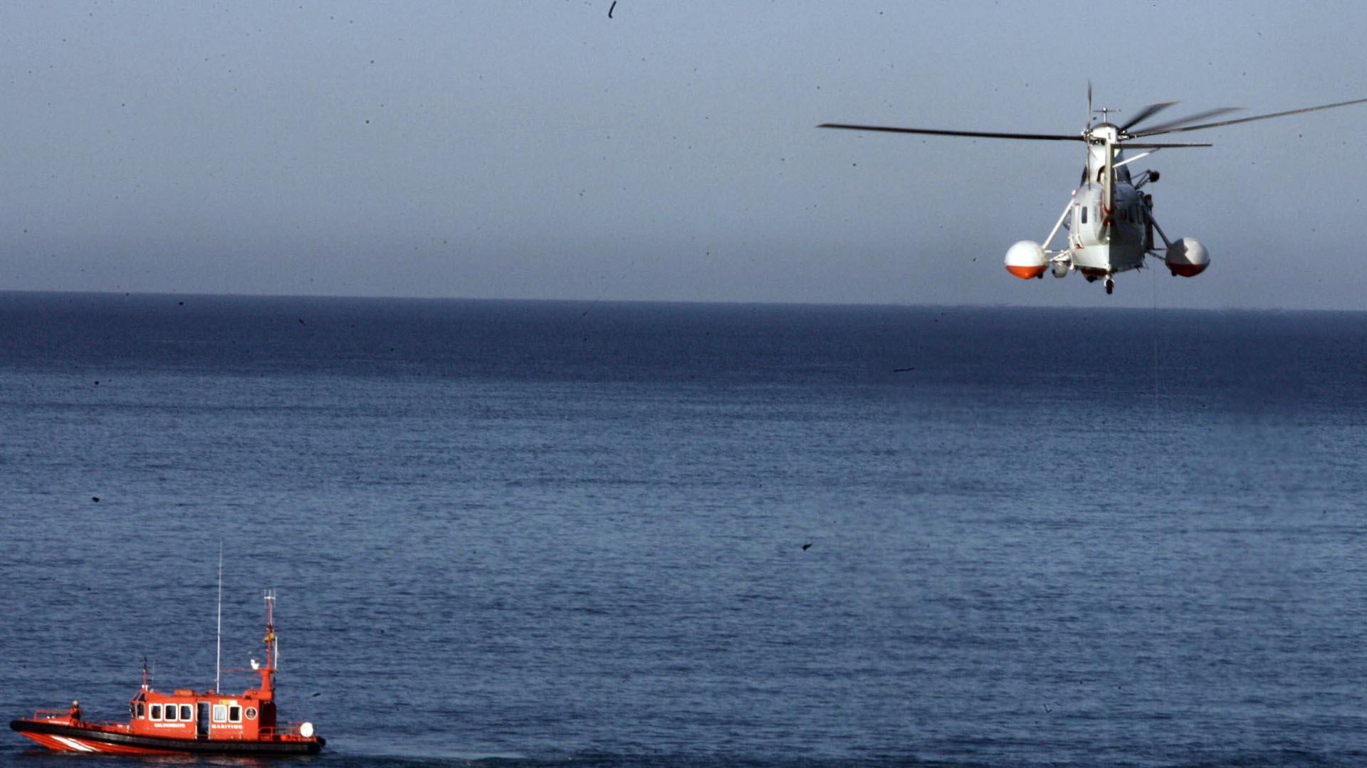 Rescate de una patera en Zahara de los Atunes