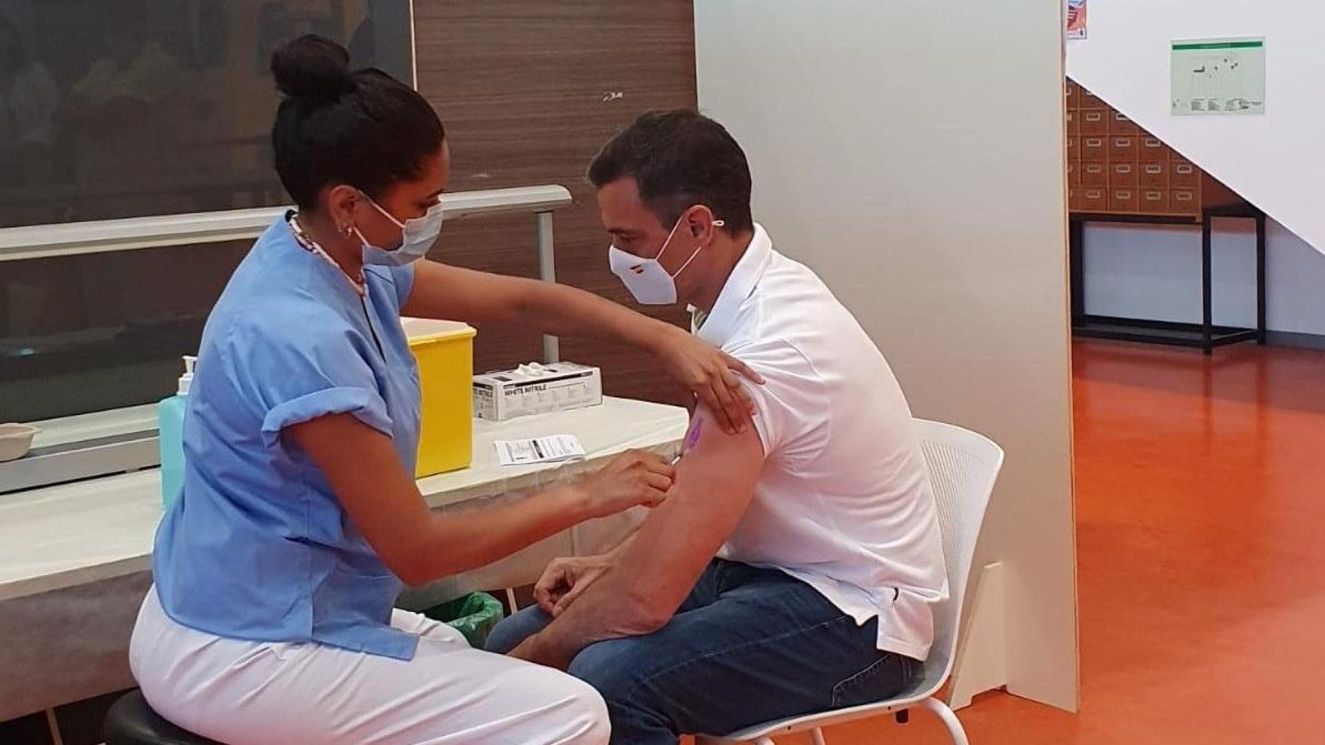 Pedro Sánchez recibe la segunda dosis de la vacuna