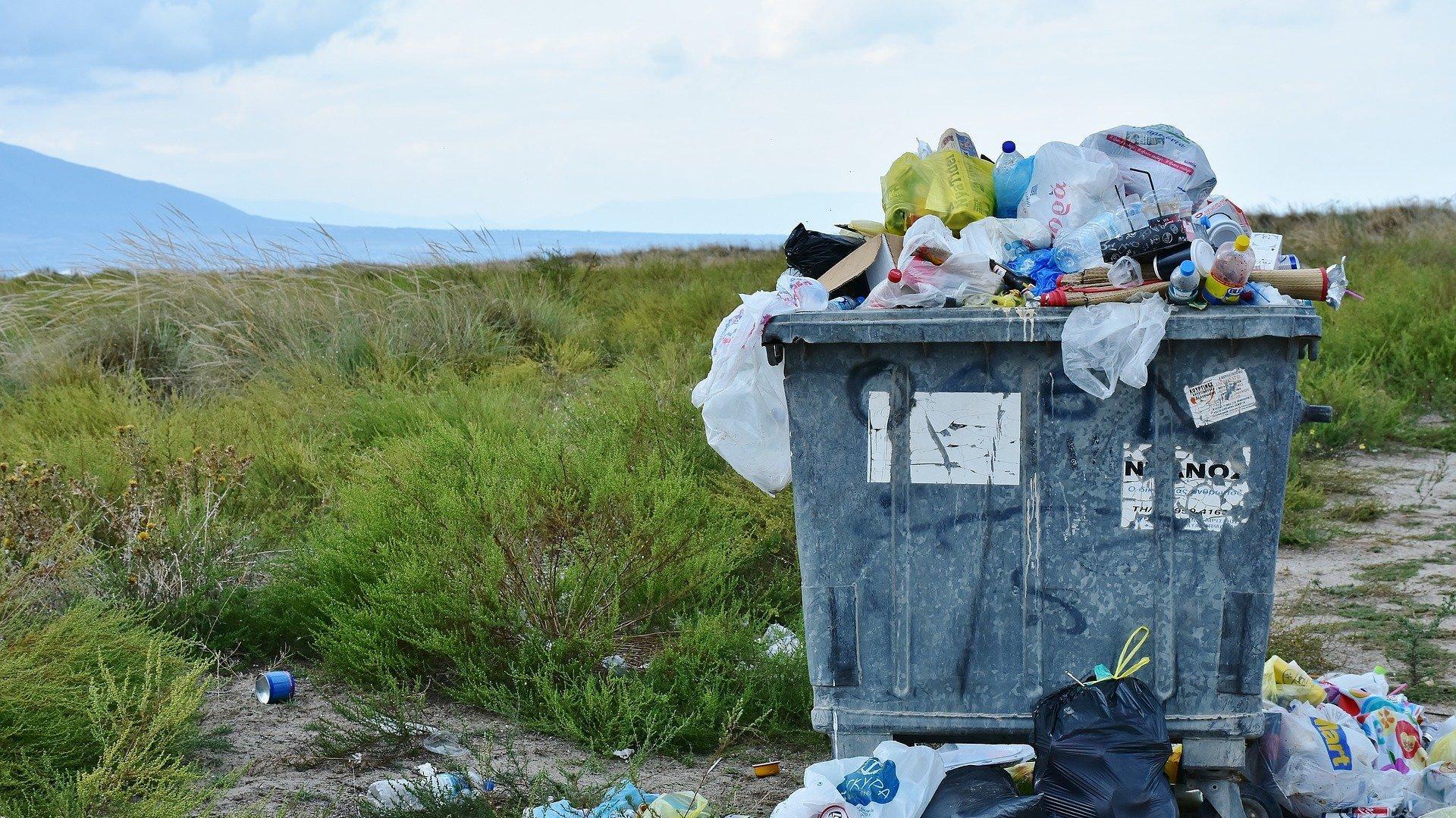 Imagen de archivo de un contenedor de basura en el campo.