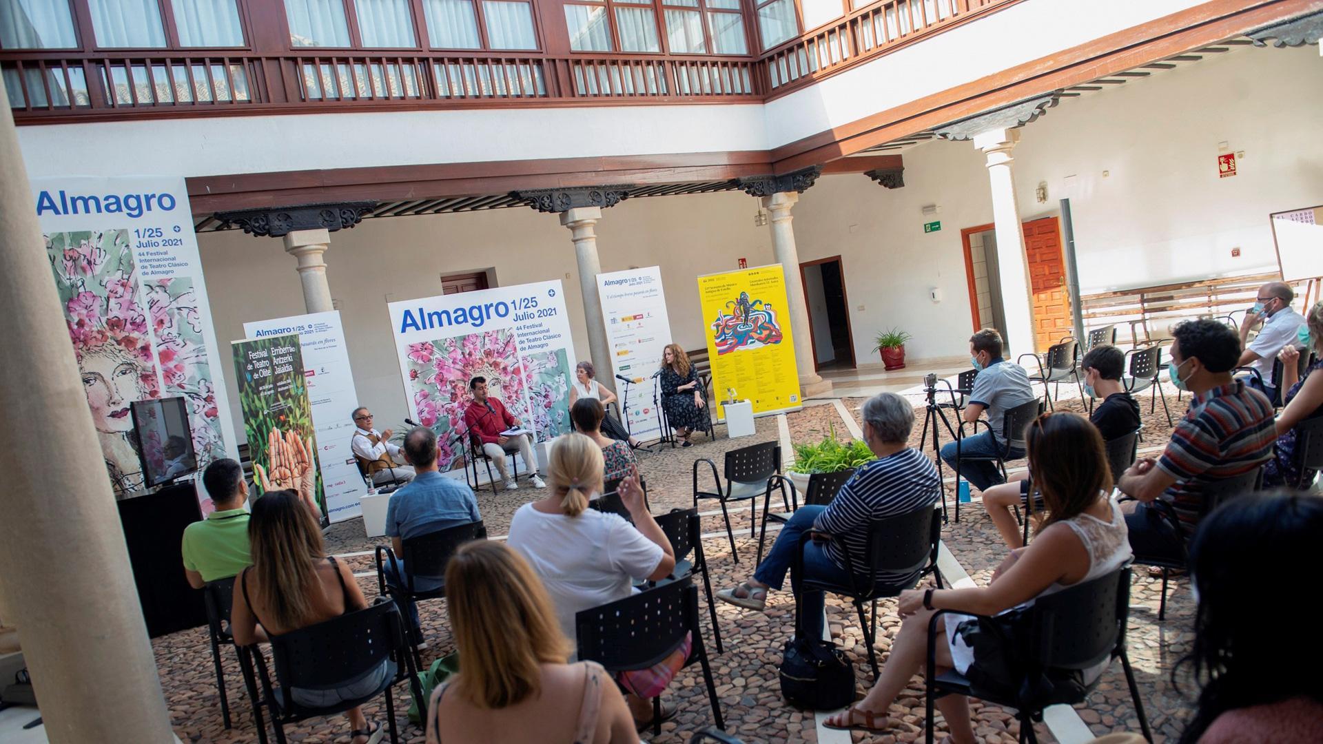 Rebeca Esnaola, Consejera de Cultura y Deporte de Navarra (2d) e Ignacio García, director del Festival de Almagro (2i), participan en la presentación de la programacion del Festival de Teatro de Olite, junto a su director artístico, Luis F. Jiménez (i), y de la Semana de Música Antigua de Estella, dirijida por Raquel Andueza (d), este sábado en el marco de la 44 edición del Festival Internacional de Teatro Clásico de Almagro (Ciudad Real)