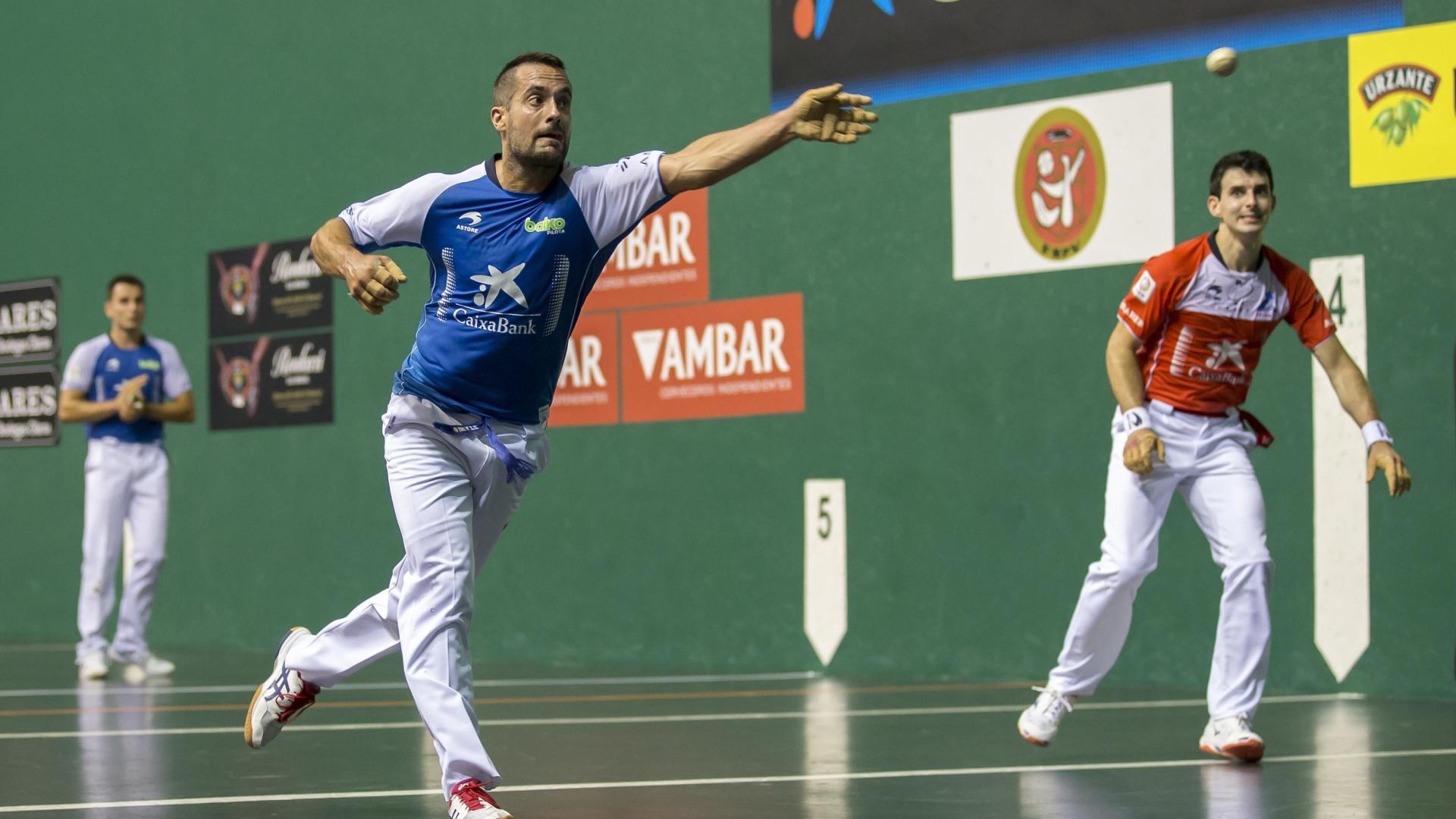 Oinatz Bengoetxea descuelga la pelota en presencia de Jokin Altuna durante el parejas.