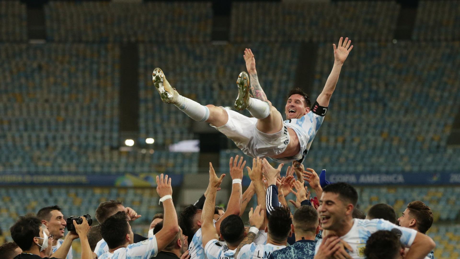 Los jugadores de la selección Argentina celebran la victoria y alzan a Leo Messi.