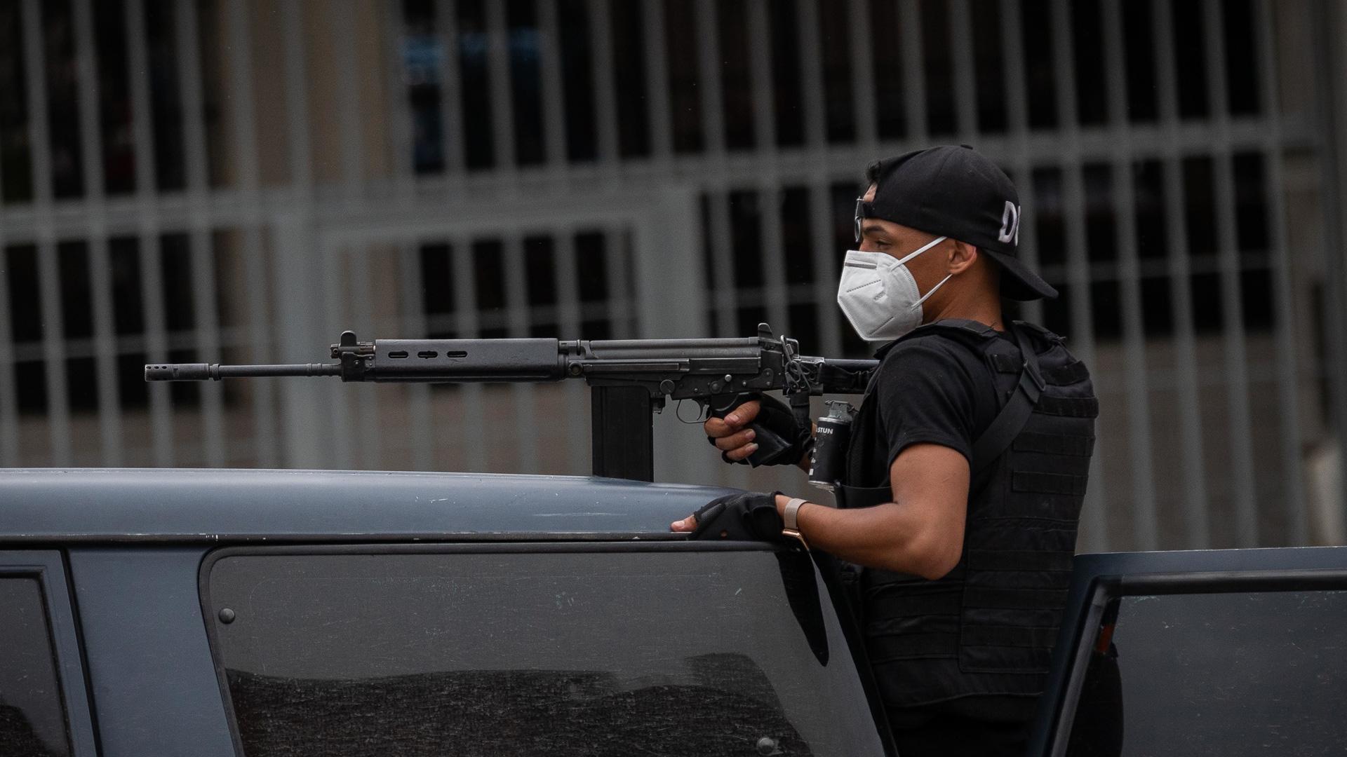 Un policía de las Fuerzas de Acciones Especiales (FAES) de la Policía Nacional Bolivariana viaja en una patrulla para entrar al barrio Cota 905 este viernes, en Caracas