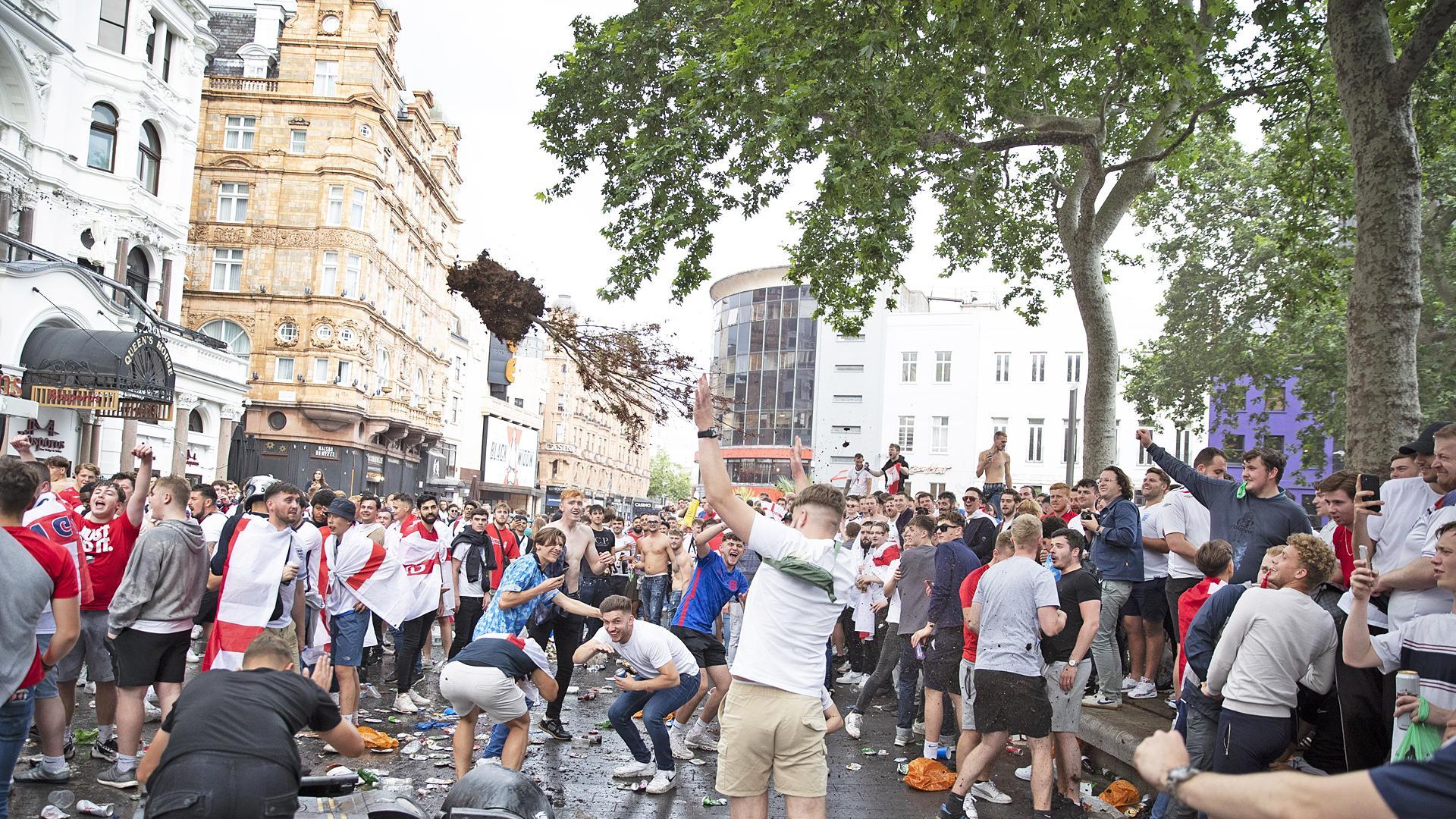 Hooligans hacen el vándalo en las plazas Leicester y Trafalgar antes de la final de la Eurocopa 2020