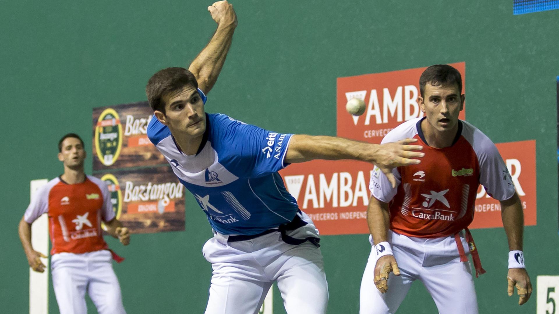 José Javier Zabaleta le suelta a la pelota en presencia de Urrutikoetxea y Albisu, ayer por la tarde en el frontón Labrit.