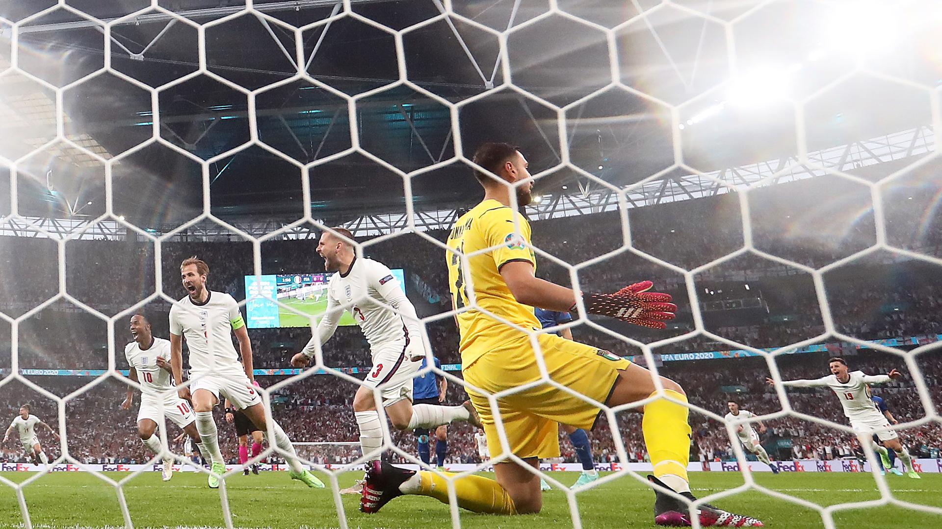Luke Shaw (centro) celebra el 0-1 ante la desesperación de Donnaruma en la final de la Eurocopa 2021