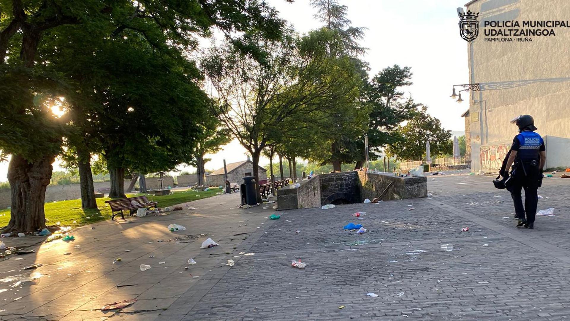 Basura acumulada en la calle Redín, fin de semana de los No Sanfermines.