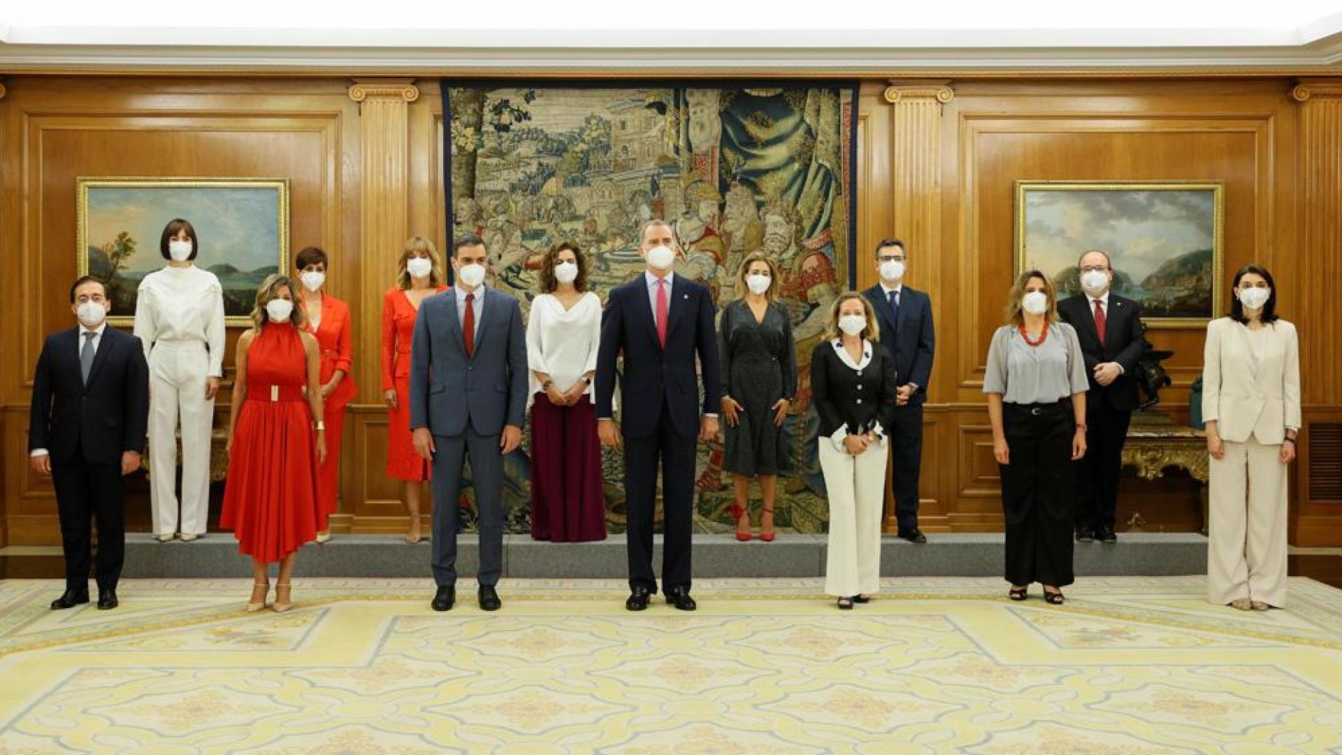 El rey Felipe VI y el presidente del Ejecutivo, Pedro Sánchez (6i), posan para la foto de familia tras el acto de toma de posesión de los nuevos miembros del equipo de Gobierno.