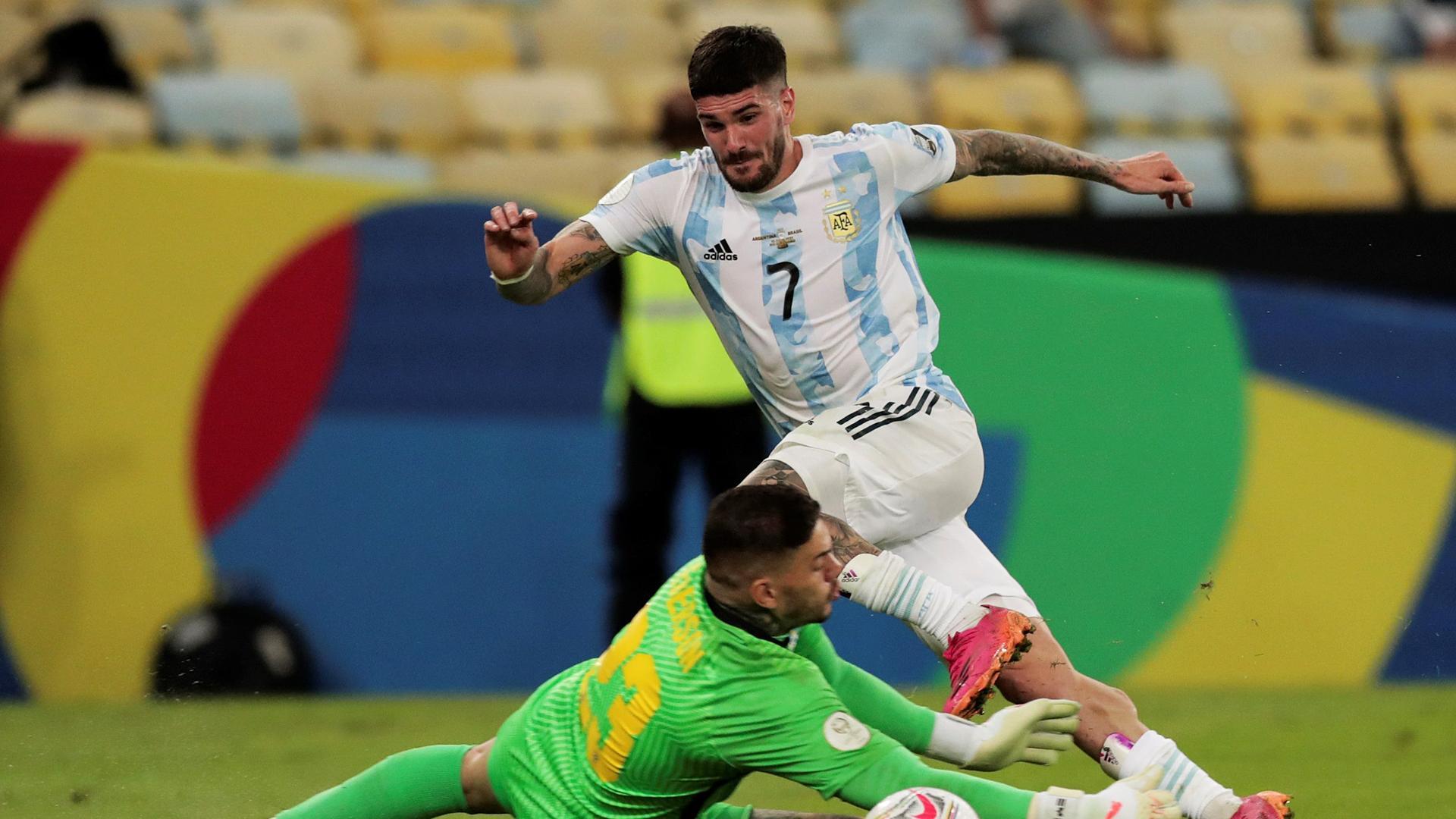 El argentino Rodrigo de Paul trata de superar al meta brasileño Ederson durante la final de la Copa América 2021