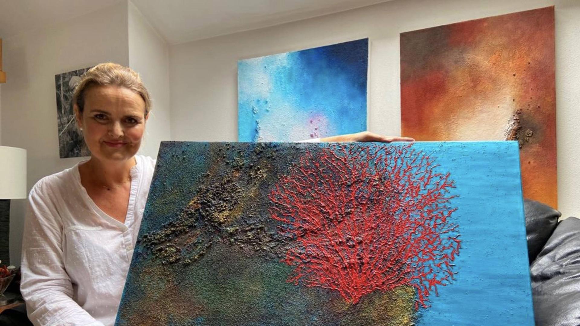 Imelda Aranzabe junto con su obra, ‘Red Sea’