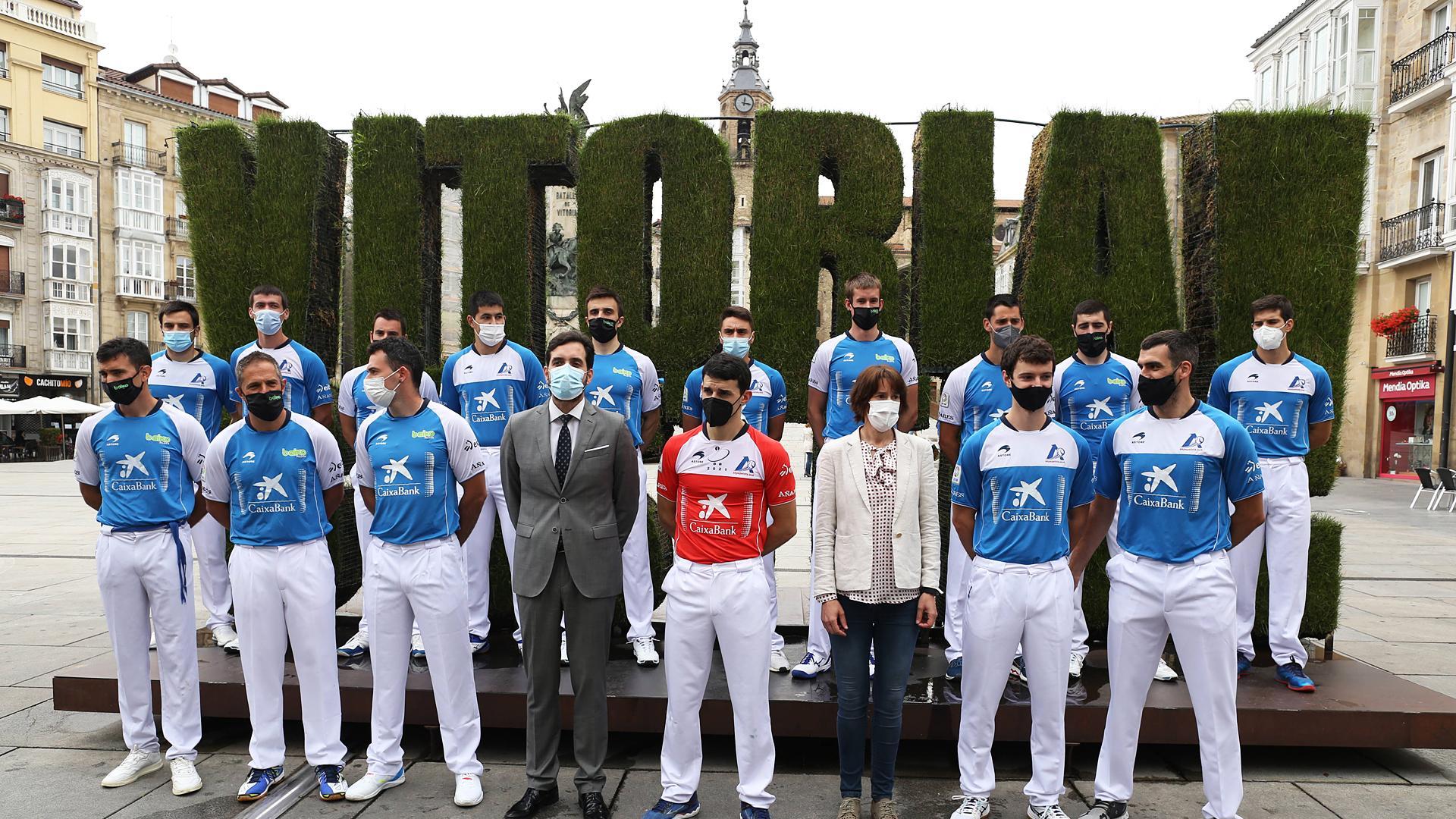 La foto de familia con los participantes del Masters, ayer por la mañana en la Plaza de la Virgen Blanca de Vitoria