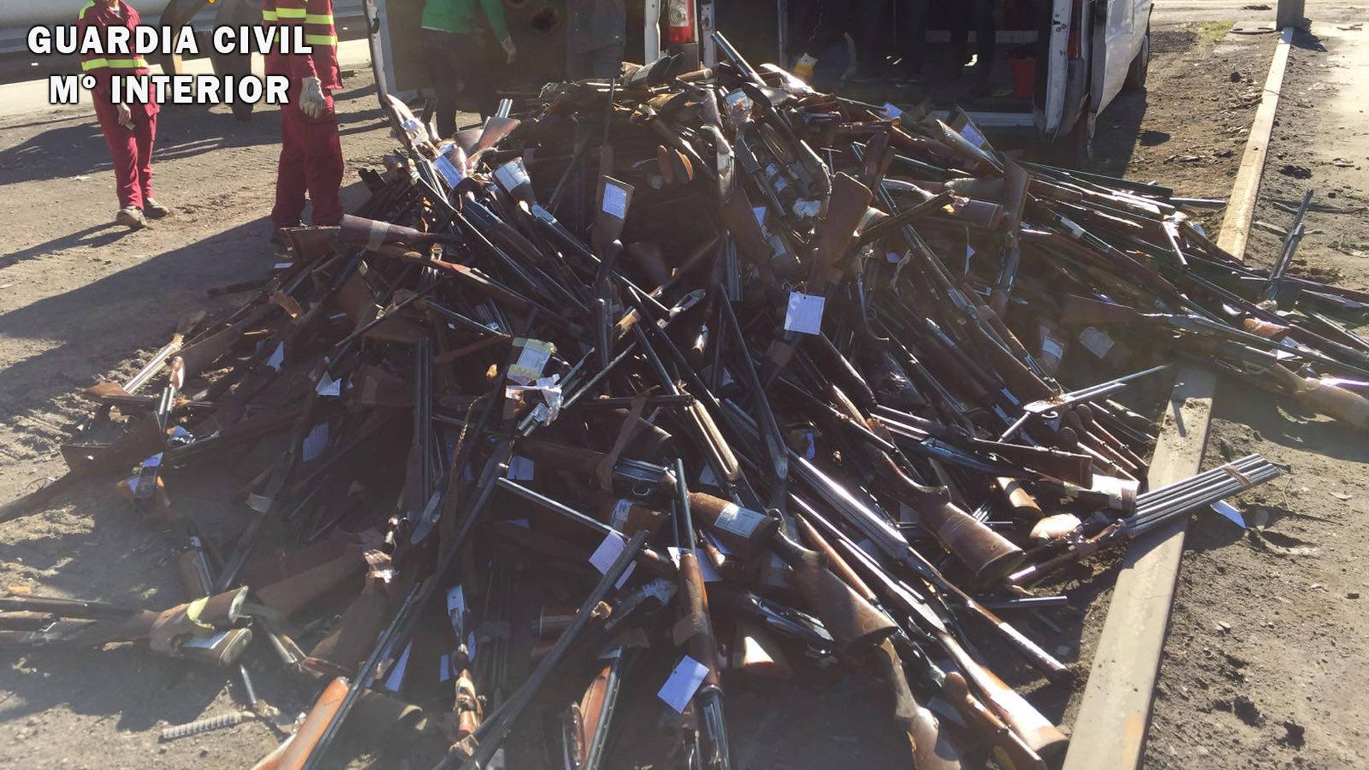 Una remesa de armas preparada para su fundición para chatarra, en una imagen de archivo facilitada por la Guardia Civil