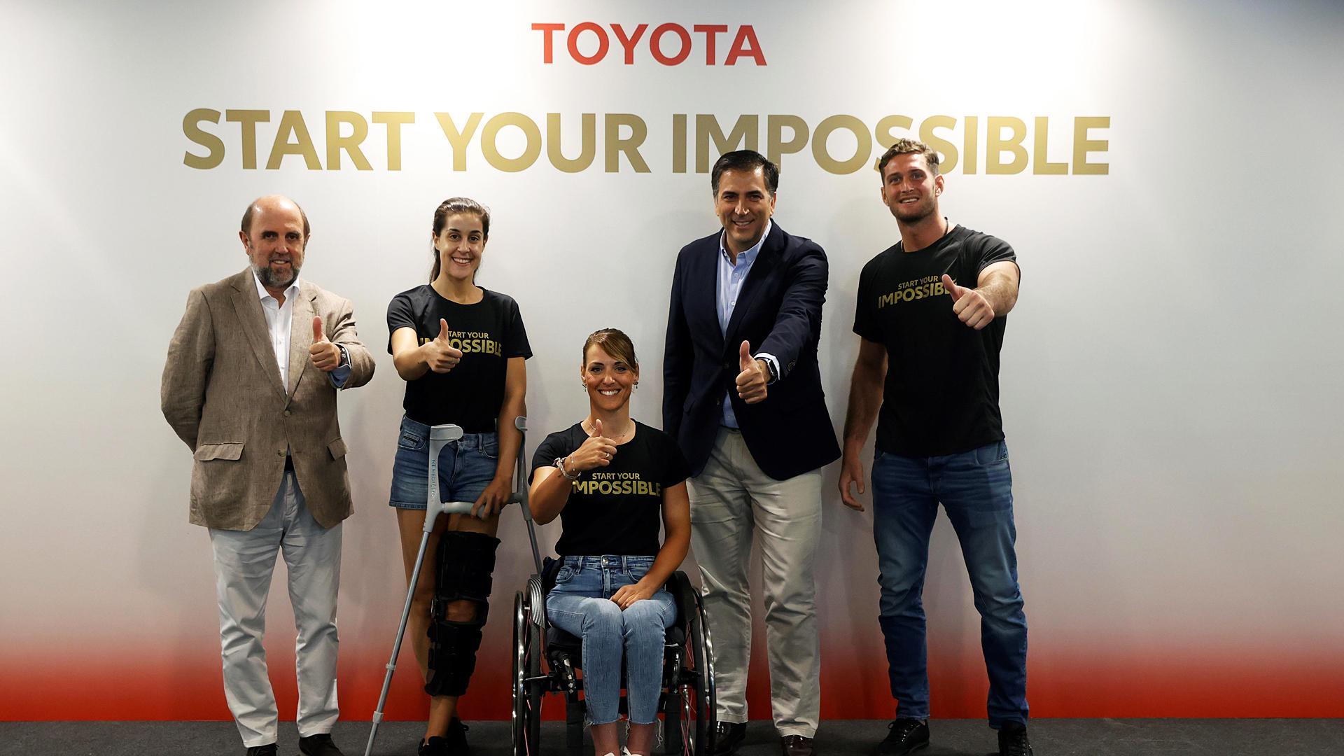 De izda. a dcha., Miguel Sagarra, Carolina Marín, Eva Moral, Alejandro Blanco y Niko Shera durante el acto de Toyota