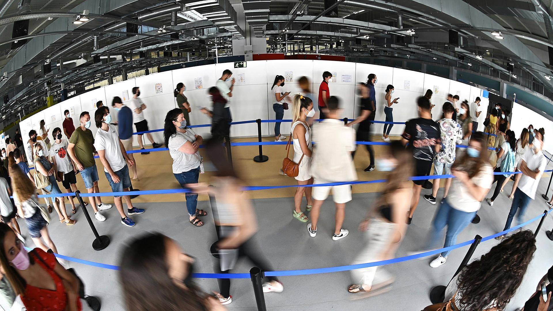 Varias personas, varios jóvenes incluidos, en las colas de Zendal para recibir la vacuna