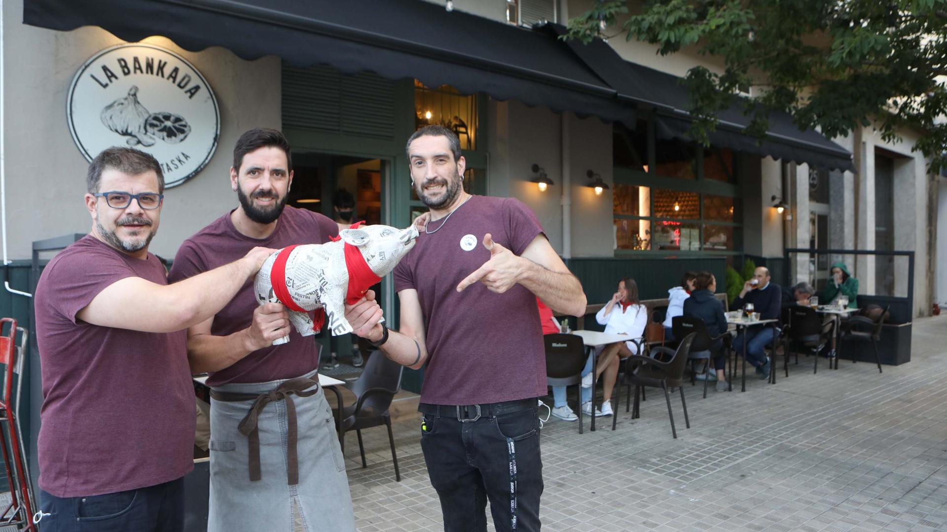 Los socios del Bar la Bankada: de izda a dcha,  Ismael Usón,  Javier Martínez y Xabier Villanueva