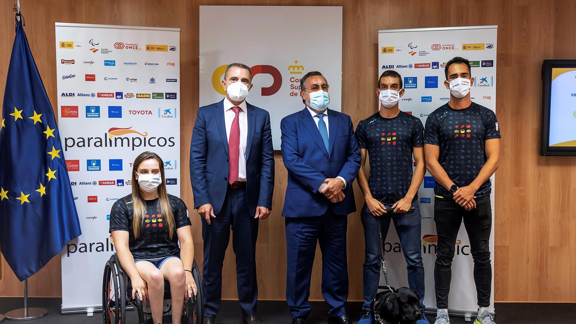 Autoridades y representantes paralímpicos durante la presentación de la delegación española para Tokio