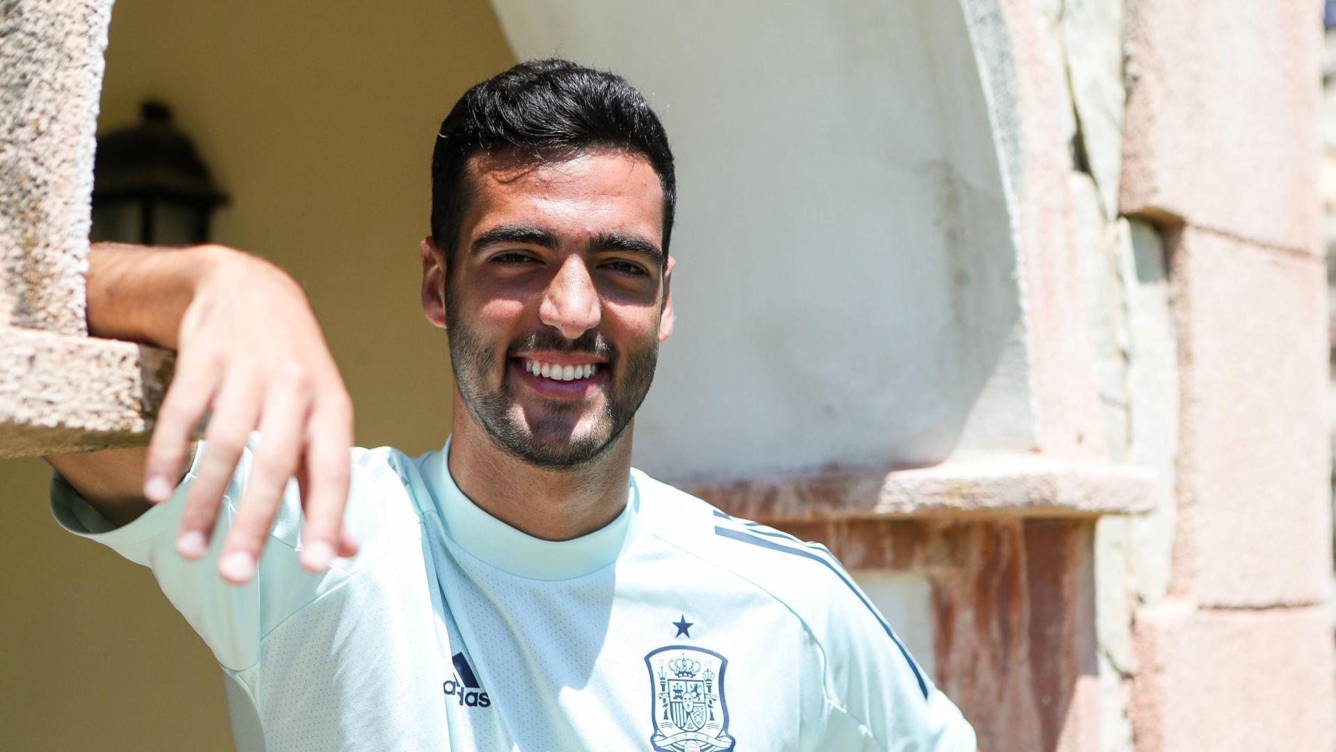 Un sonriente Mikel Merino posa después de la entrevista que concedió a Diario de Navarra, en el hotel de concentración de la selección olímpica en Benidorm