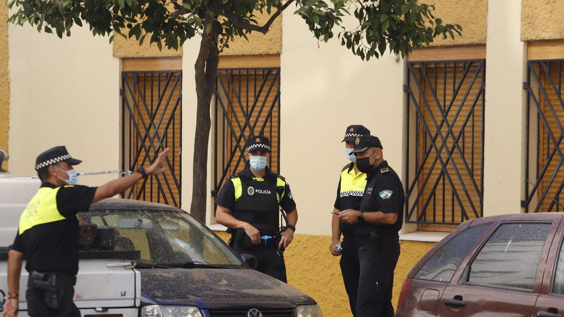 Un hombre ha matado este jueves a su pareja sentimental con un disparo de escopeta en la puerta de un colegio de Málaga.