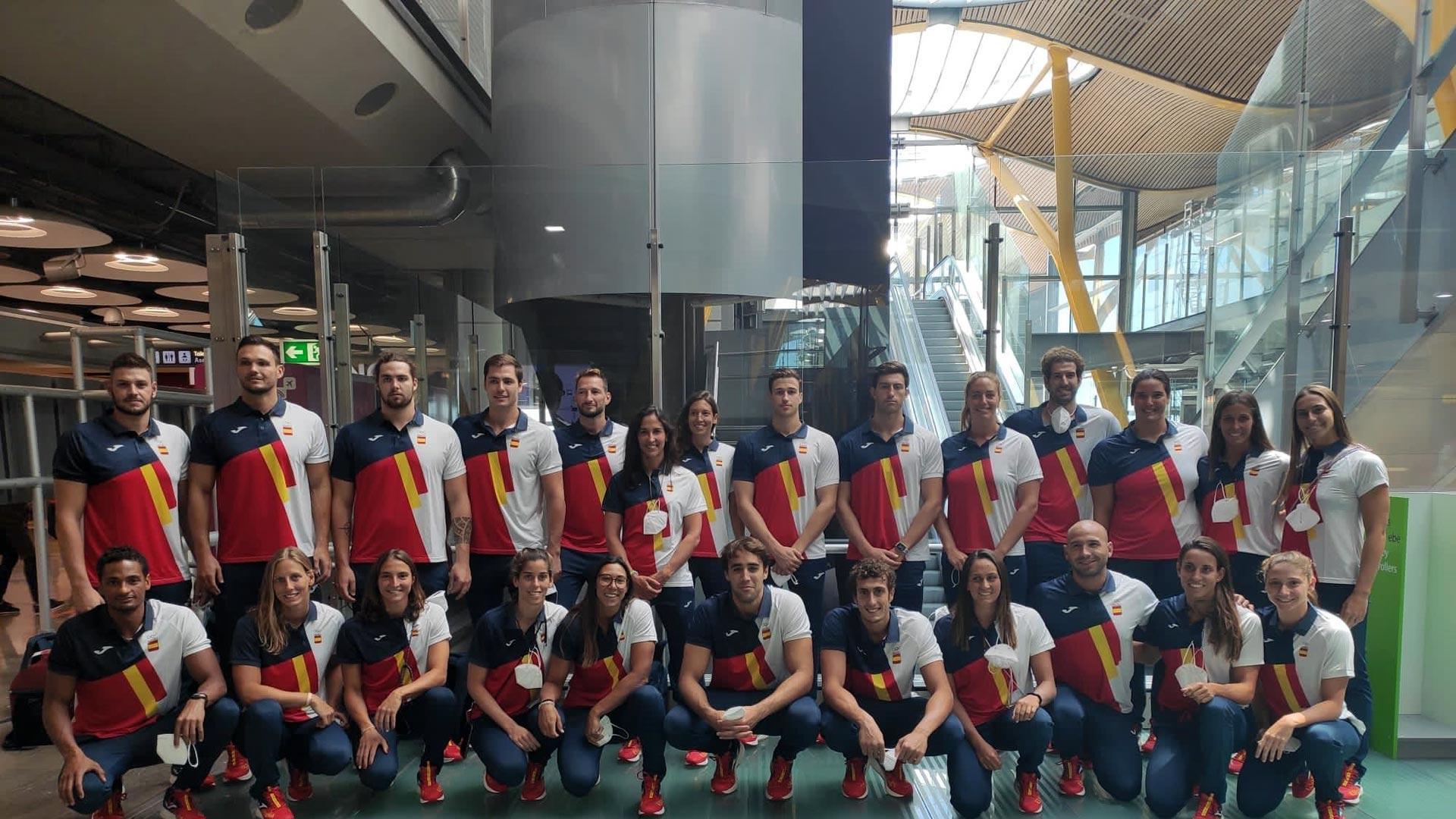 Los componentes de la Selección Nacional de Waterpolo en el Aeropuerto Internacional Adolfo Suárez-Madrid Barajas