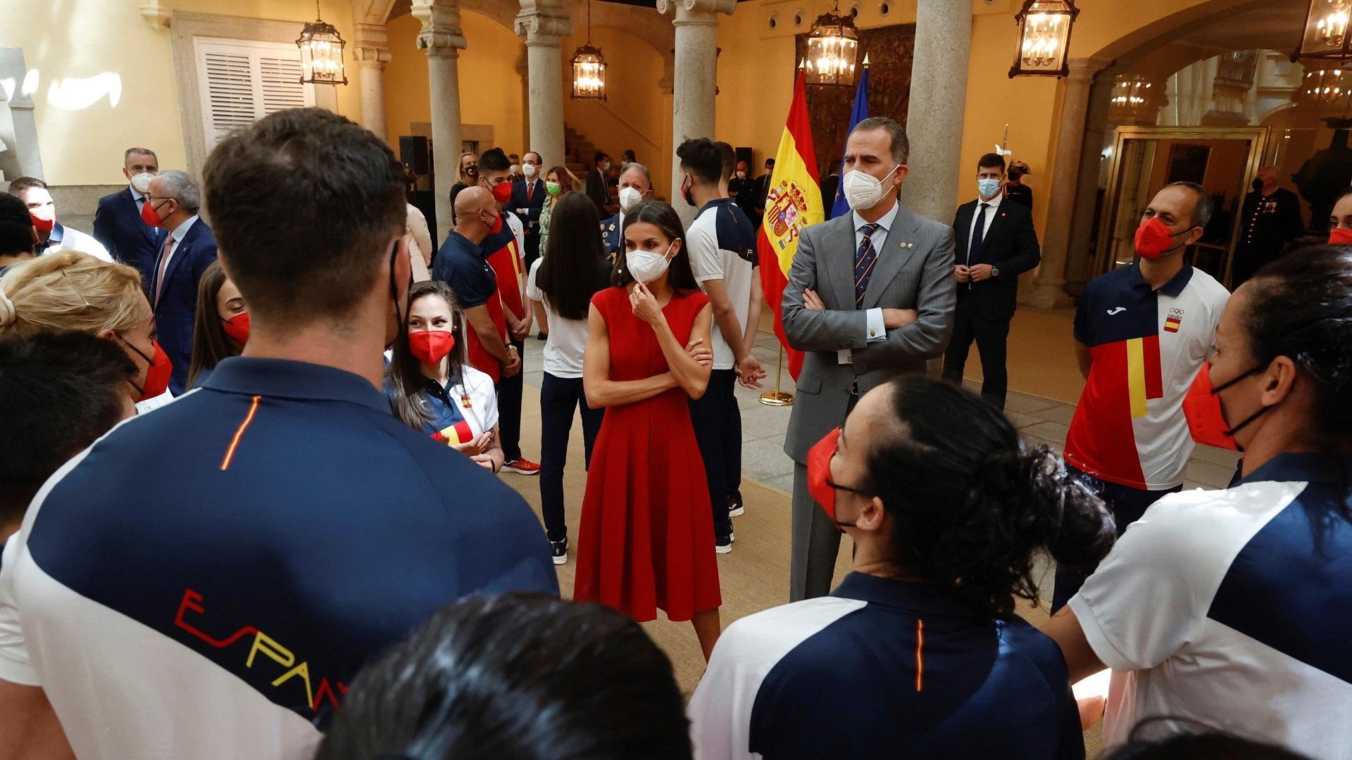 Los reyes Felipe VI y Letizia, durante su encuentro con varios miembros del equipo olímpico español participante en los Juegos Olímpicos de Tokio 2020.